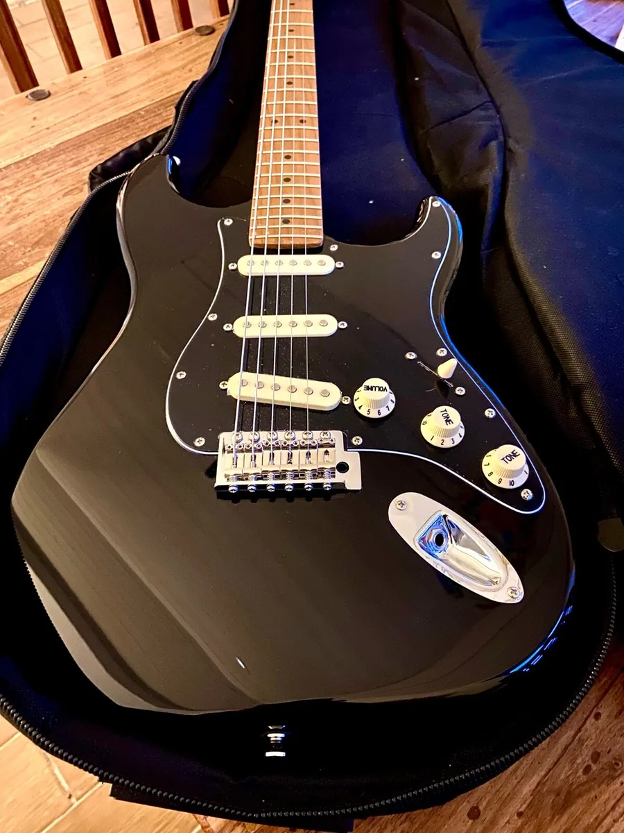 Jet Js 300 strat with soft case new strings - Image 1