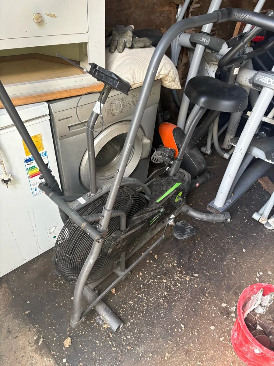 Exercise bikes and mountain climbers - Image 3