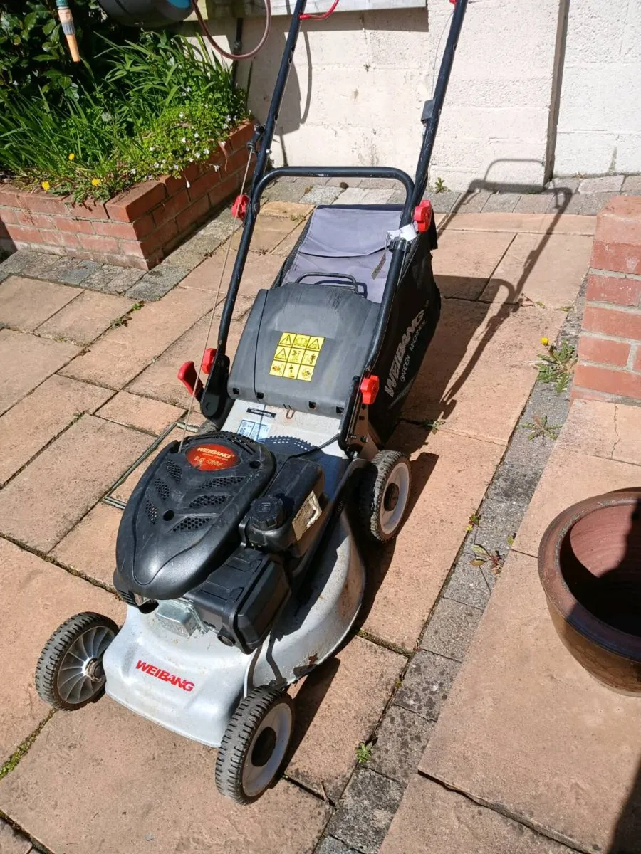 Petrol lawn mower - Image 2