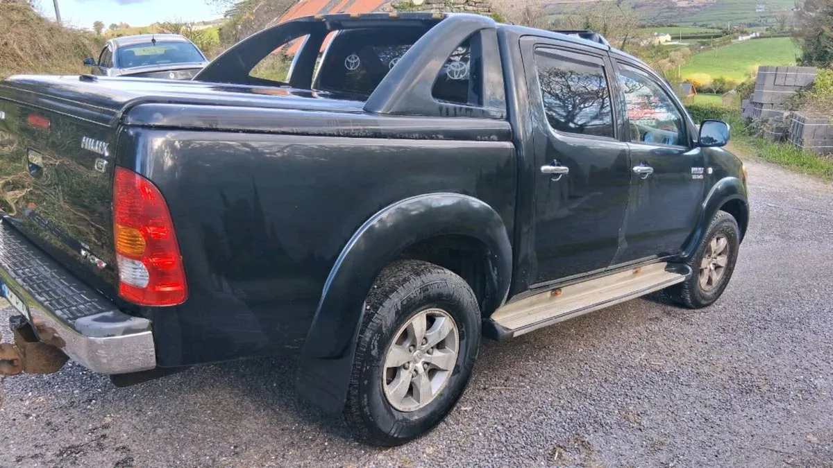 05 Toyota Hilux - Image 3