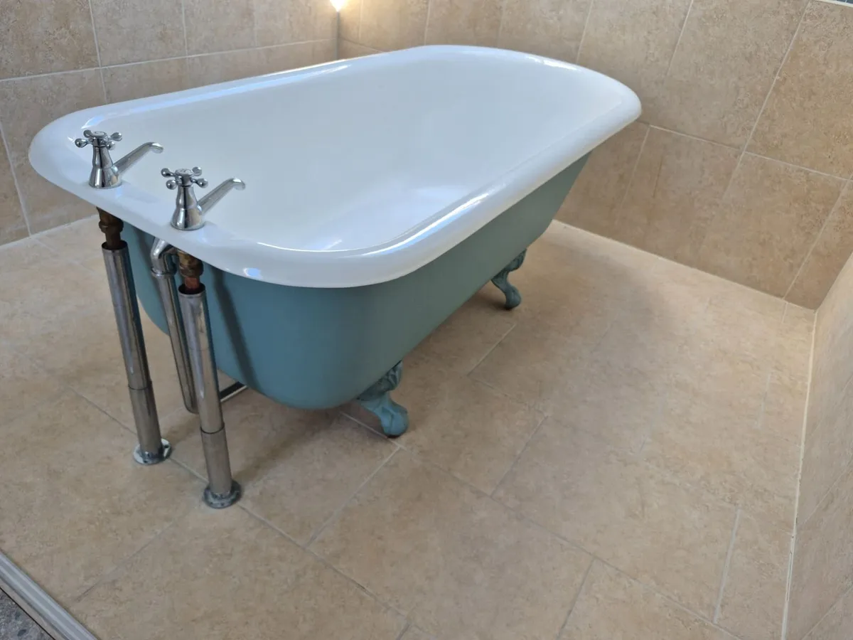 Cast iron bath - Image 1