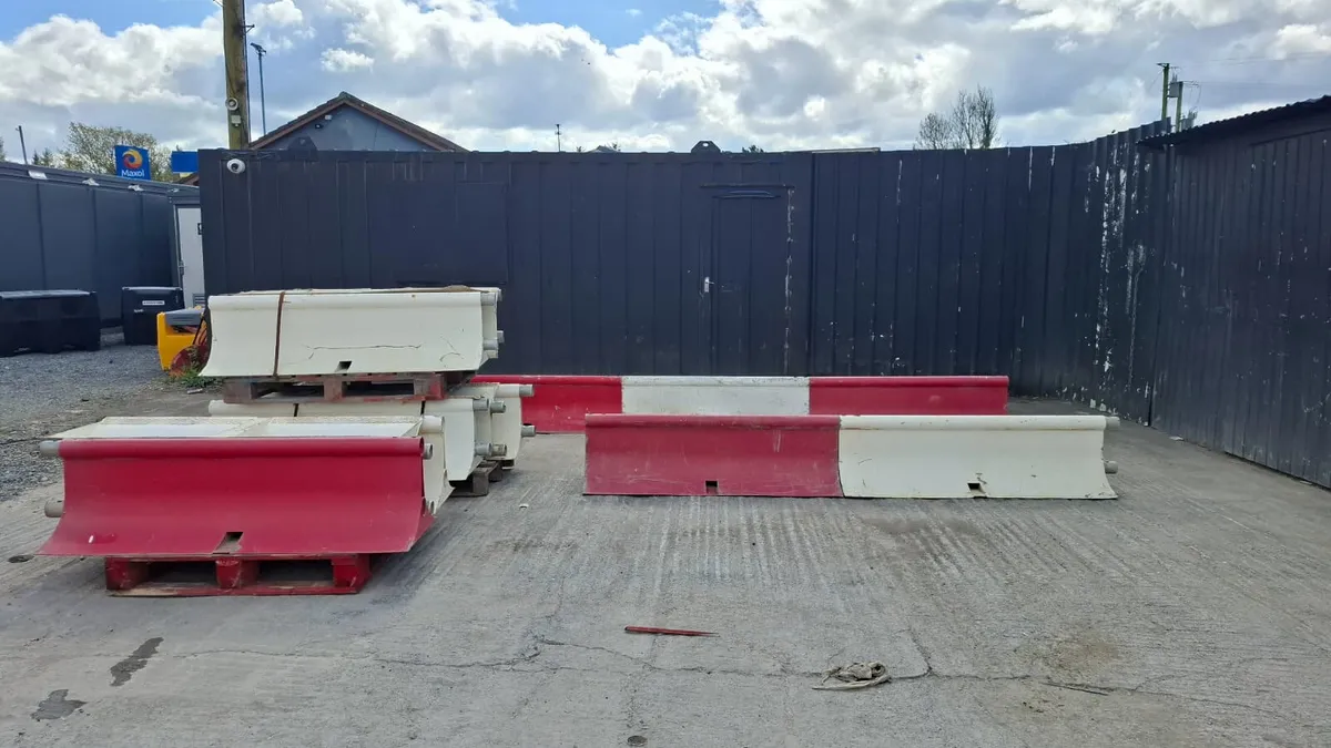 M02 Barriers / Crowd Control Barriers - Image 2