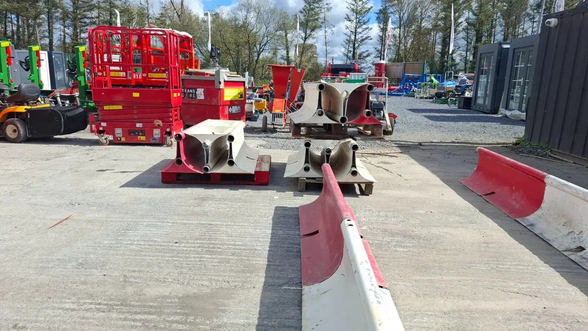 M02 Barriers / Crowd Control Barriers - Image 4