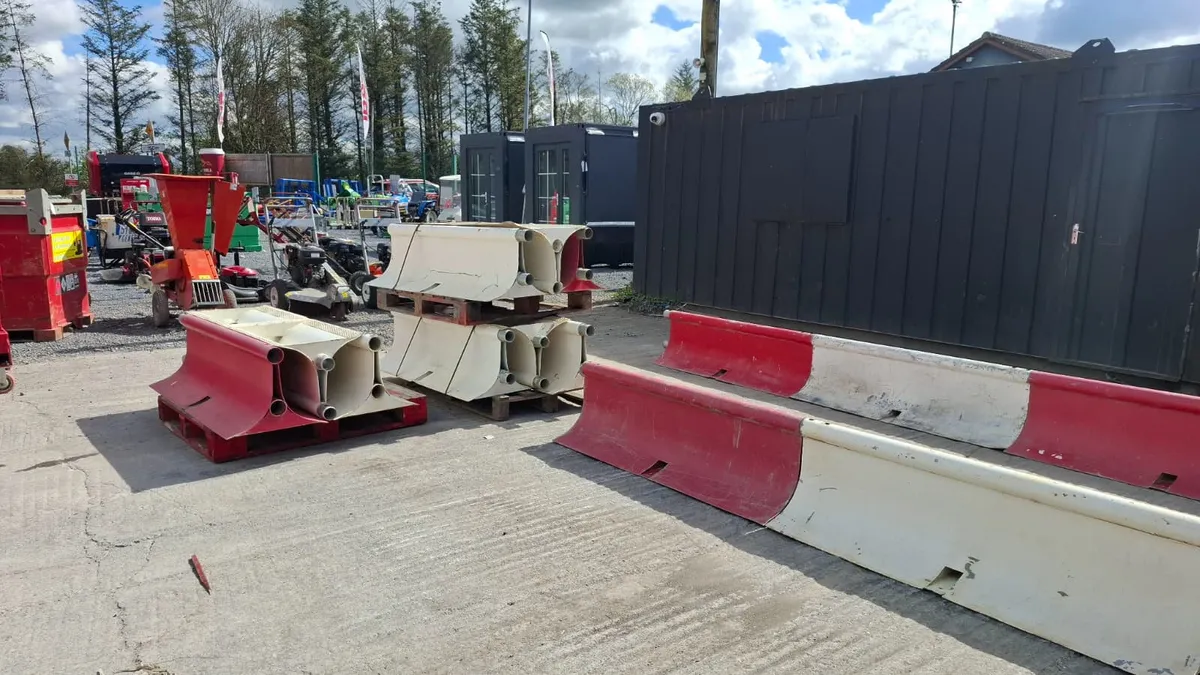 M02 Barriers / Crowd Control Barriers - Image 3