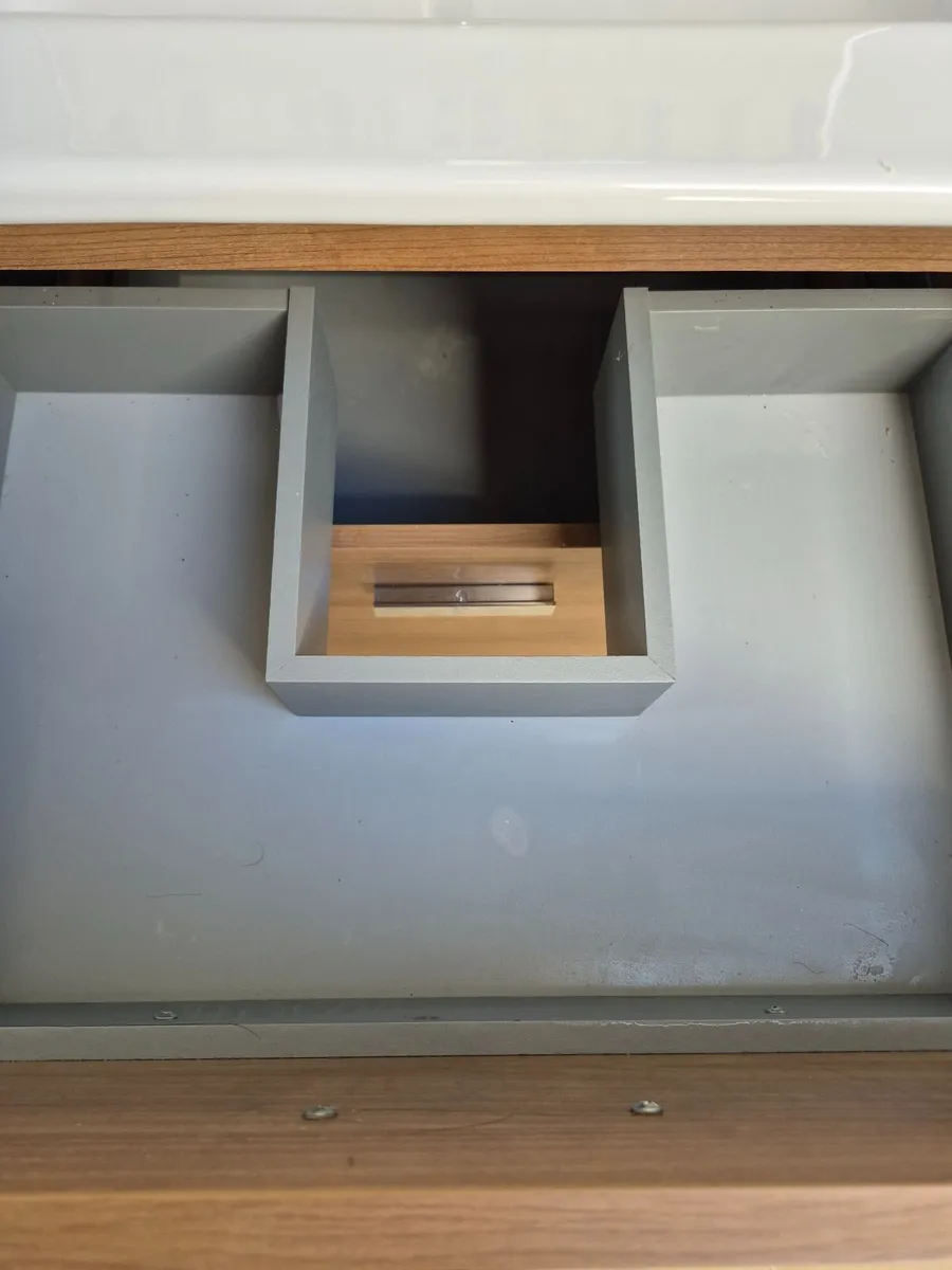 Bathroom sink and vanity unit - Image 3