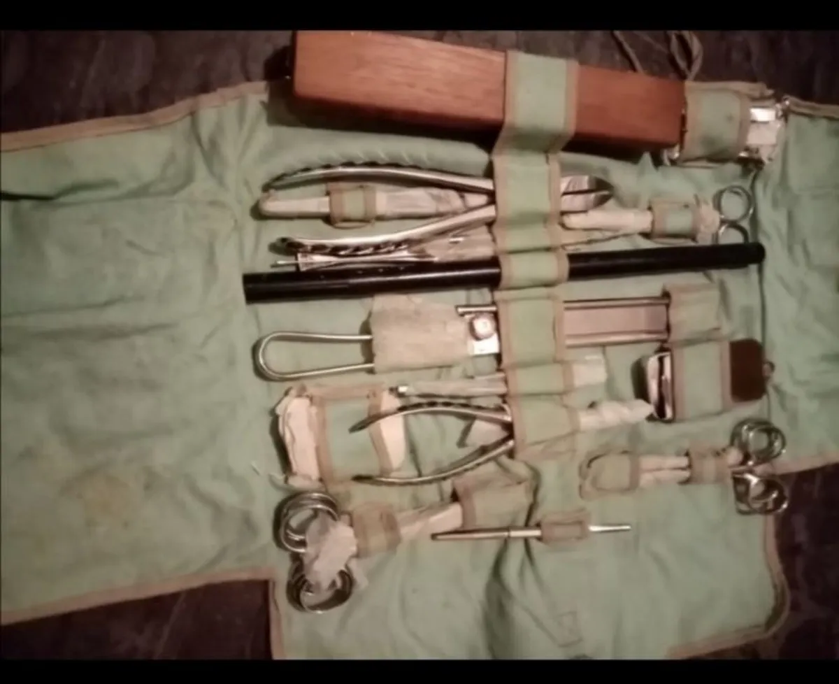 Pristine 1930s/40s Field Surgical Kit... - Image 4