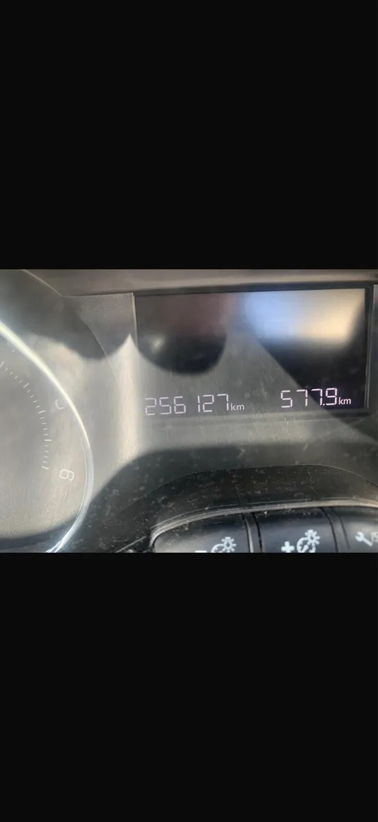 Peugeot 208 - Image 2