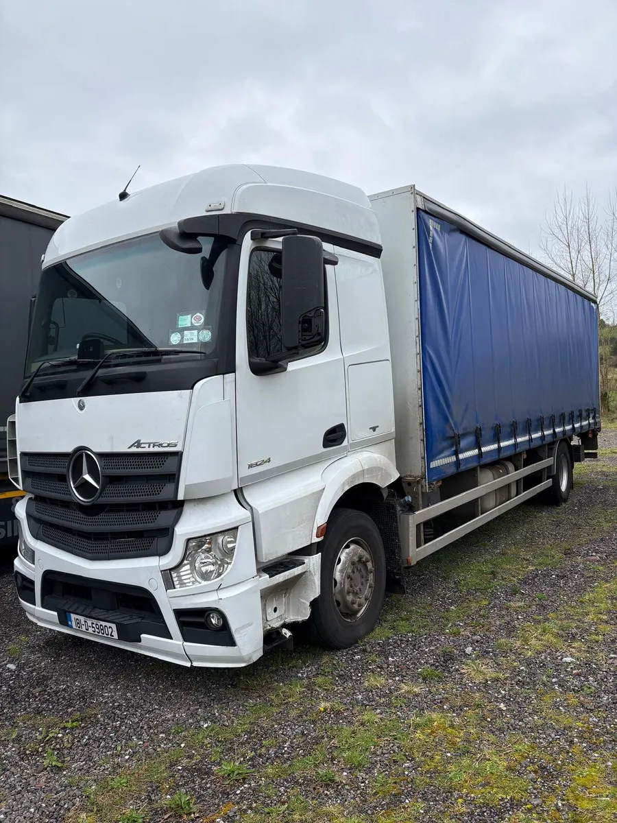 Mercedez Benz 4x2 Rigid Curtainsuder with Tail-lif - Image 3
