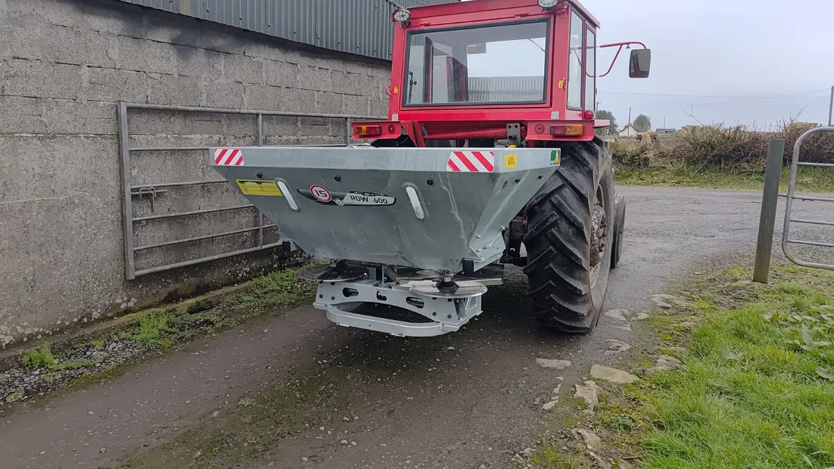 Tolmet fertiliser spreader - Image 3