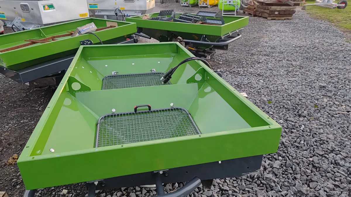Tolmet fertiliser spreader - Image 1