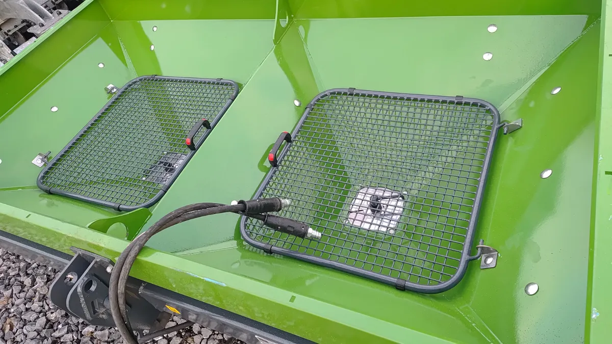 Tolmet fertiliser spreader - Image 3
