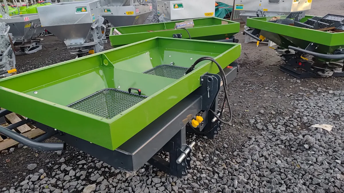 Tolmet fertiliser spreader - Image 2