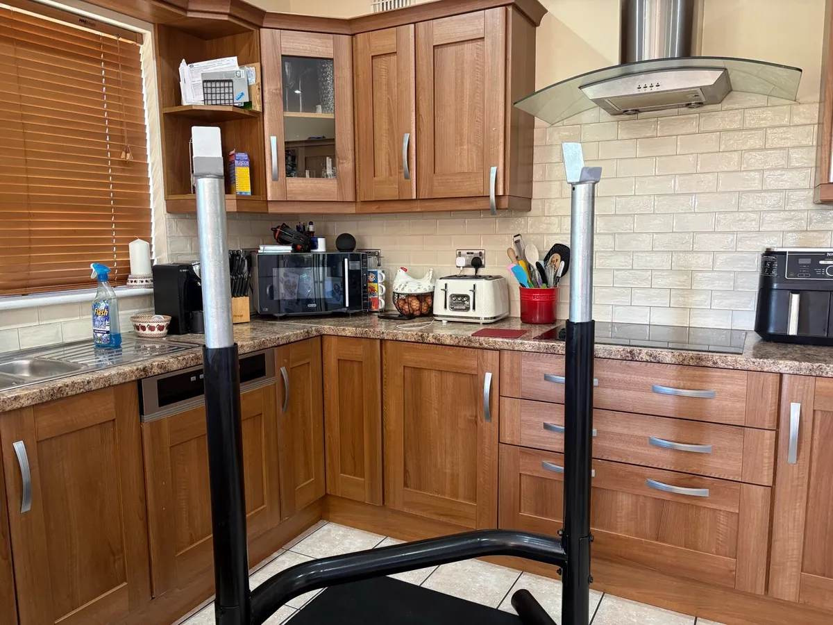 PERFECT GYM WEIGHTLIFTING SET UP, MOSTLY NEW SET!! - Image 4