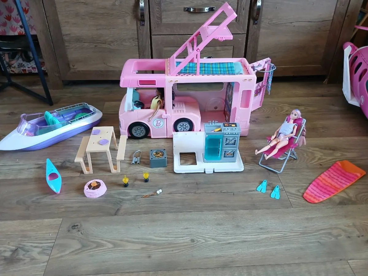 Barbie campervan and accessories - Image 1