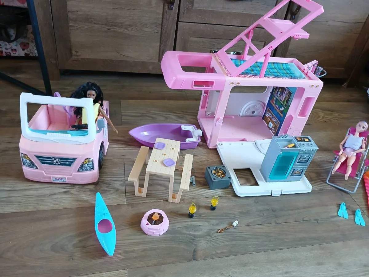 Barbie campervan and accessories - Image 2