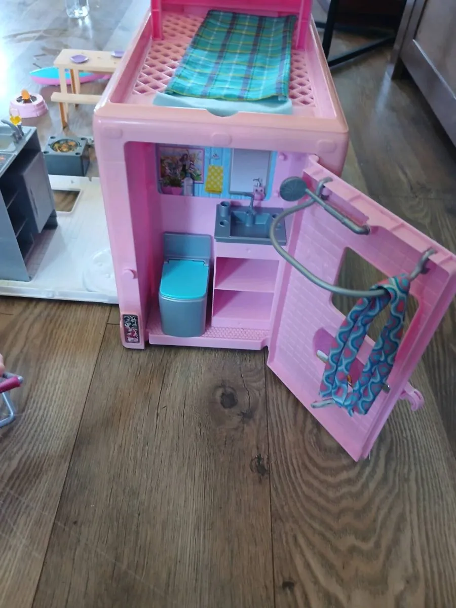 Barbie campervan and accessories - Image 3