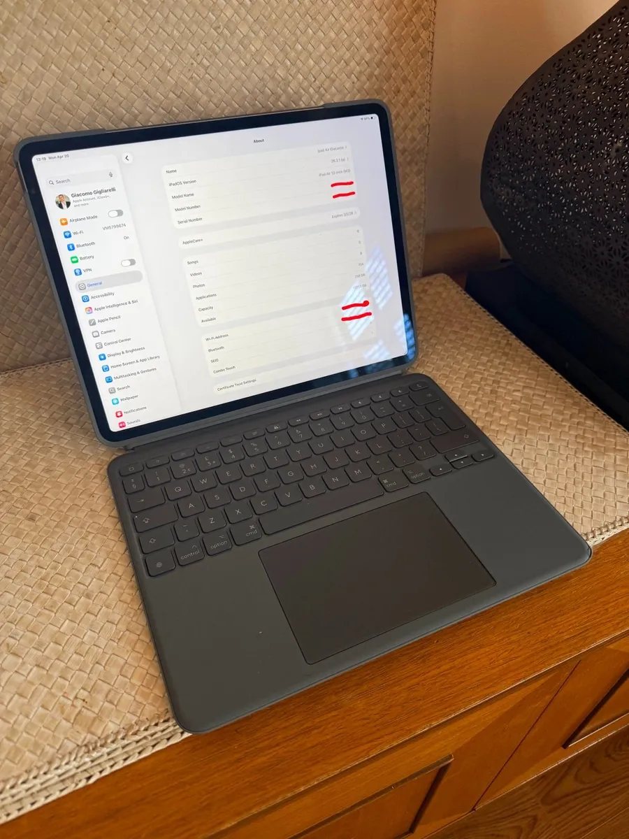 iPad Air 13" M3 256GB Space Grey + Logitech Combo - Image 1