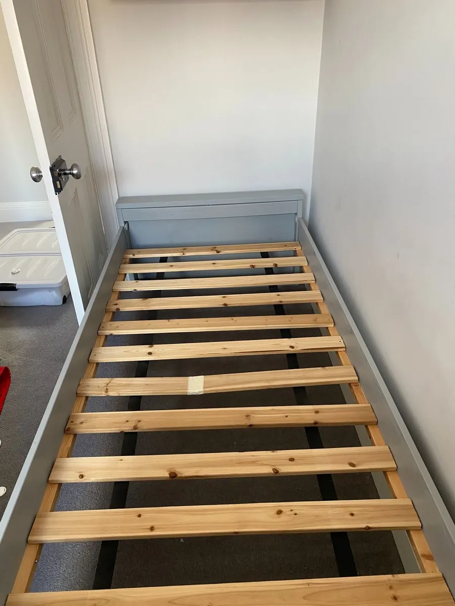 single bed with matching shelf/drawer unit - Image 1