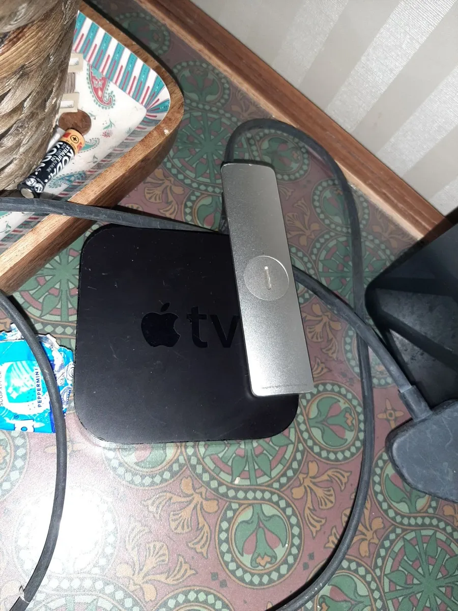 APPLE TV WITH REMOTE