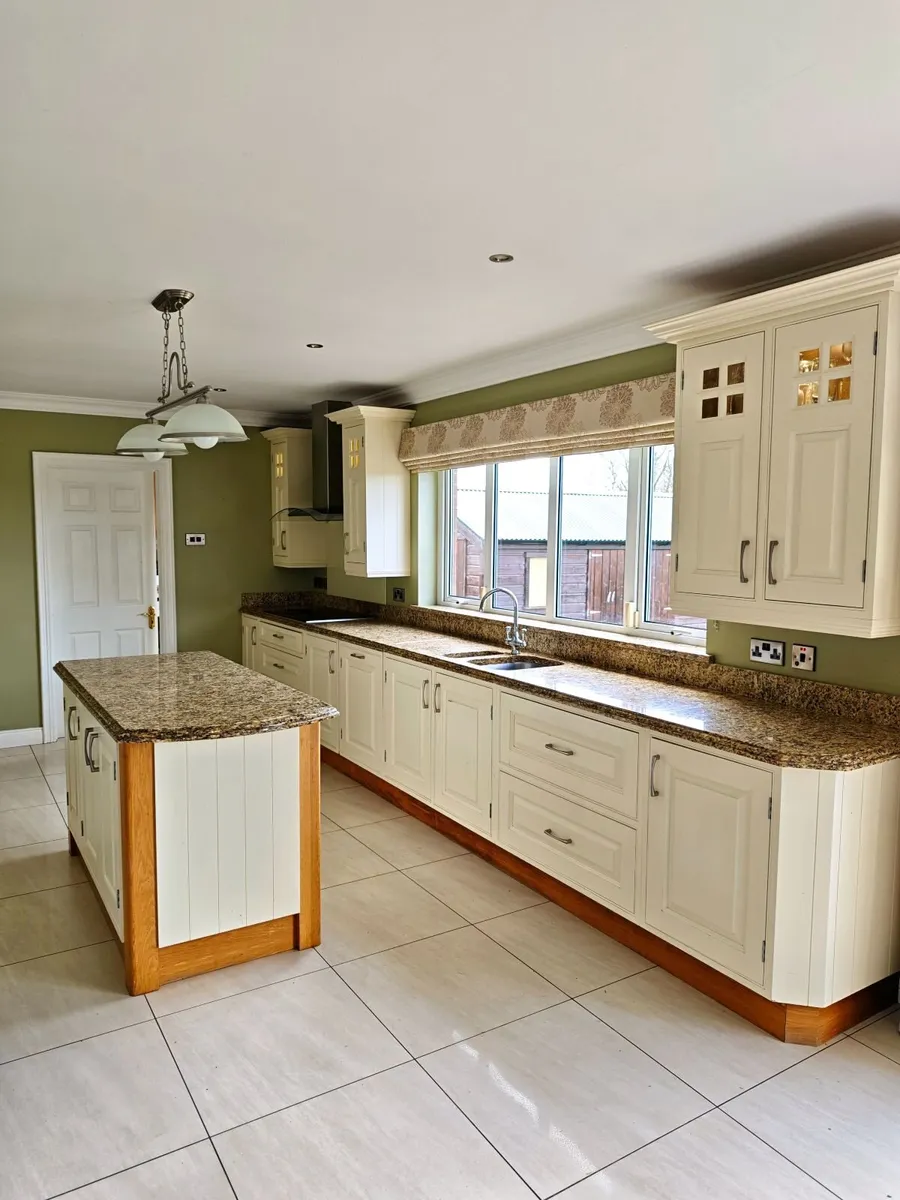 Solid Wood In Frame Kitchen with Granite Worktops - Image 4