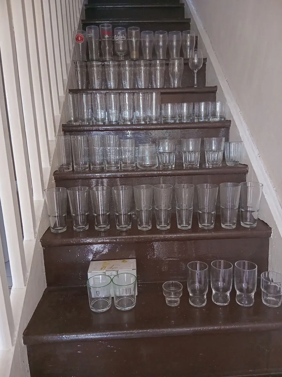 55 GLASSES & 50 NEW PLASTIC ROCKSHORE PINT GLASSES - Image 3