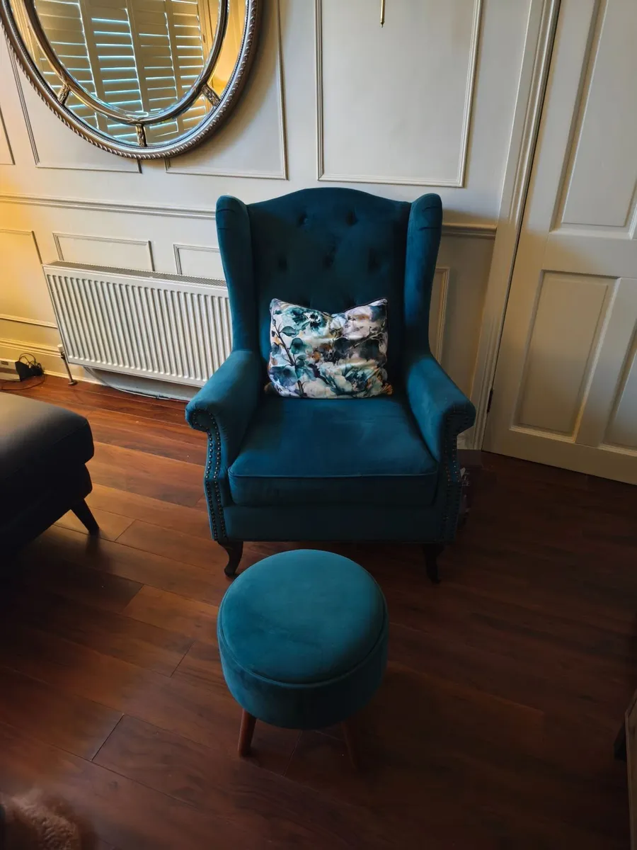 Qeeenann  chair and footstool - Image 1