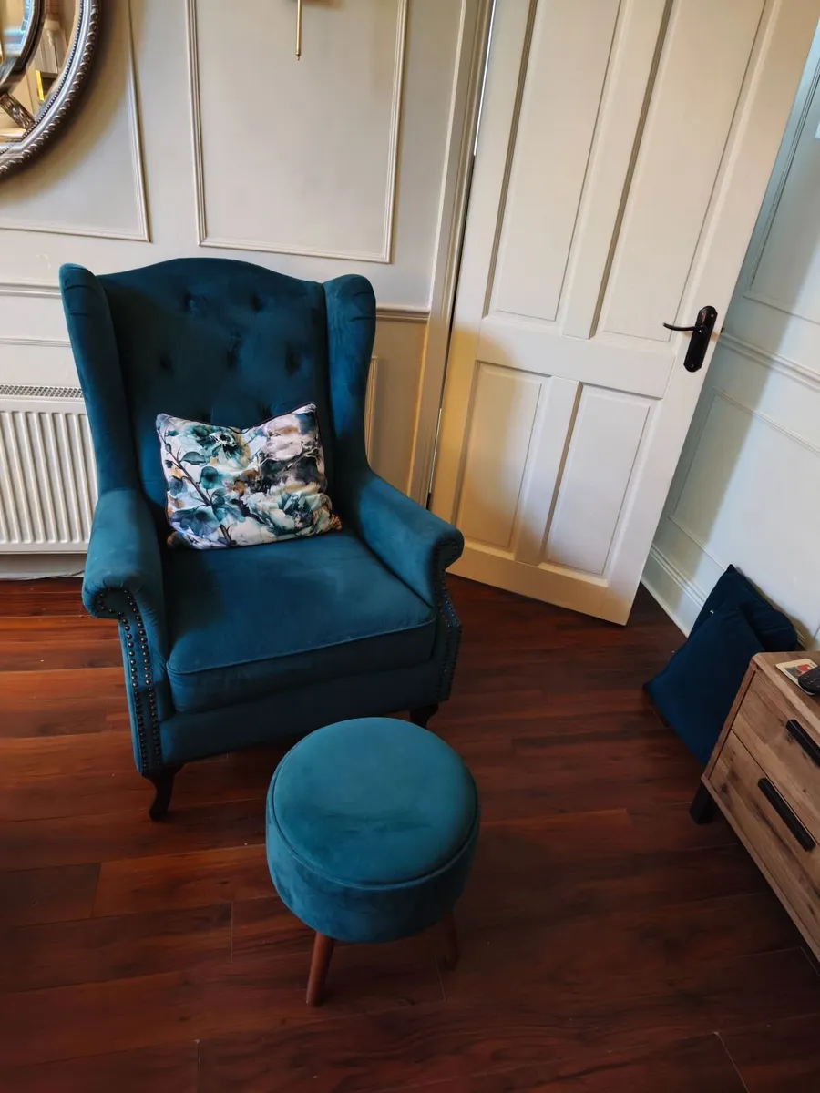 Qeeenann  chair and footstool - Image 2