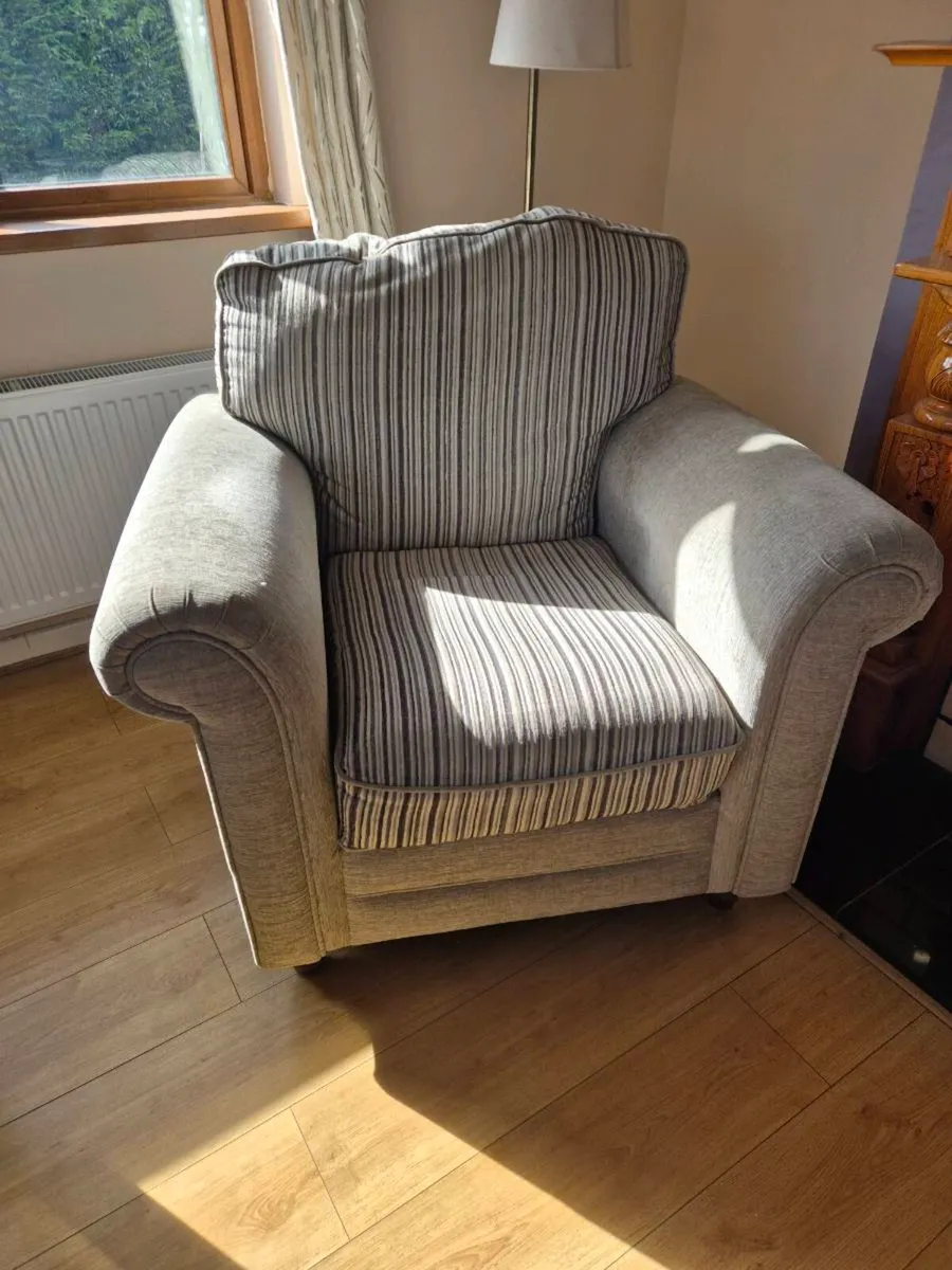 2 Armchair - Image 1