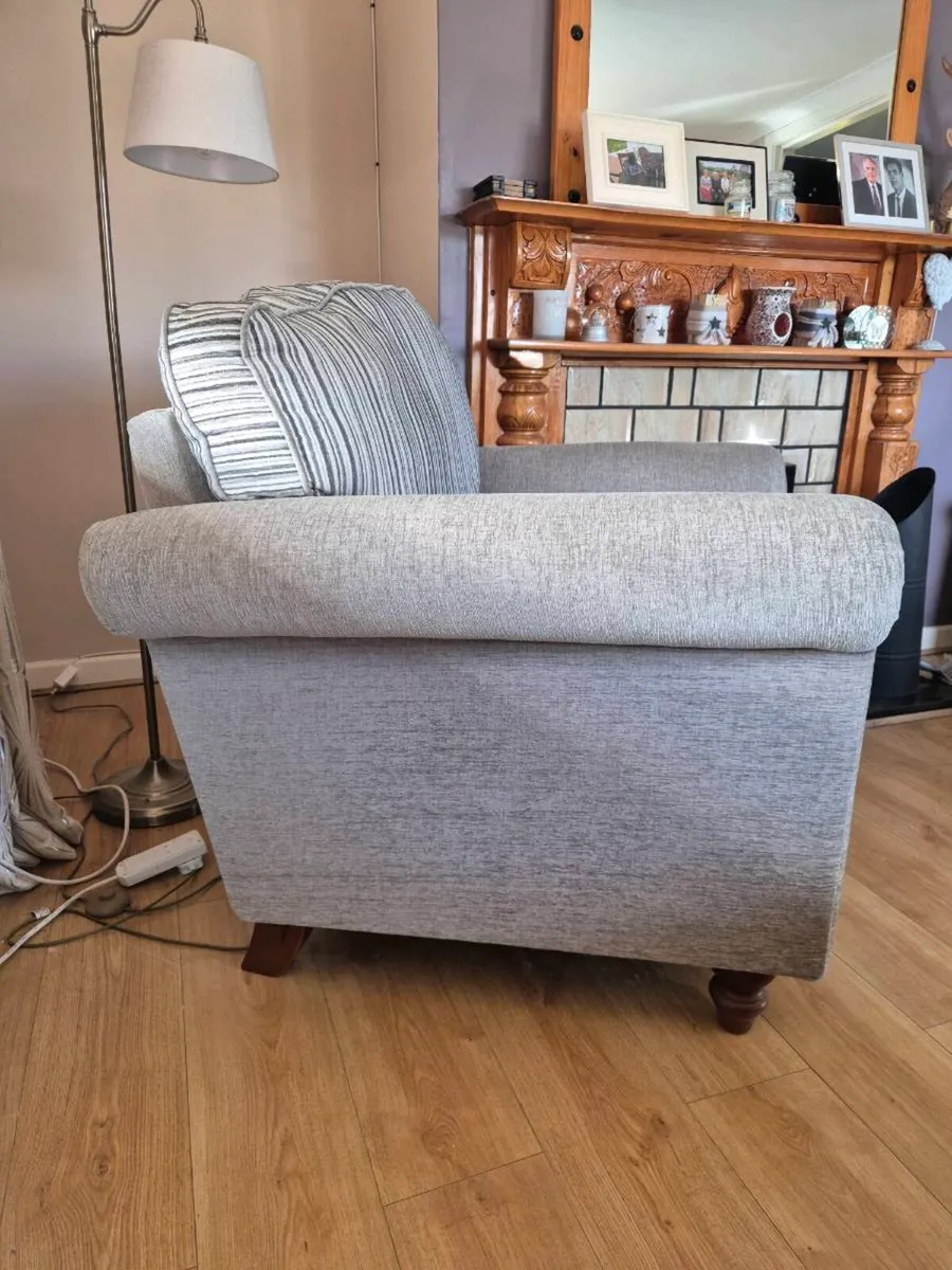 2 Armchair - Image 2