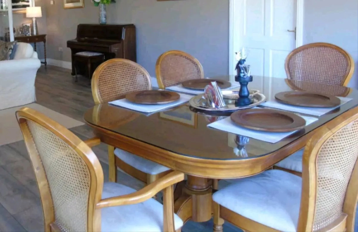 Dining room table - Image 1