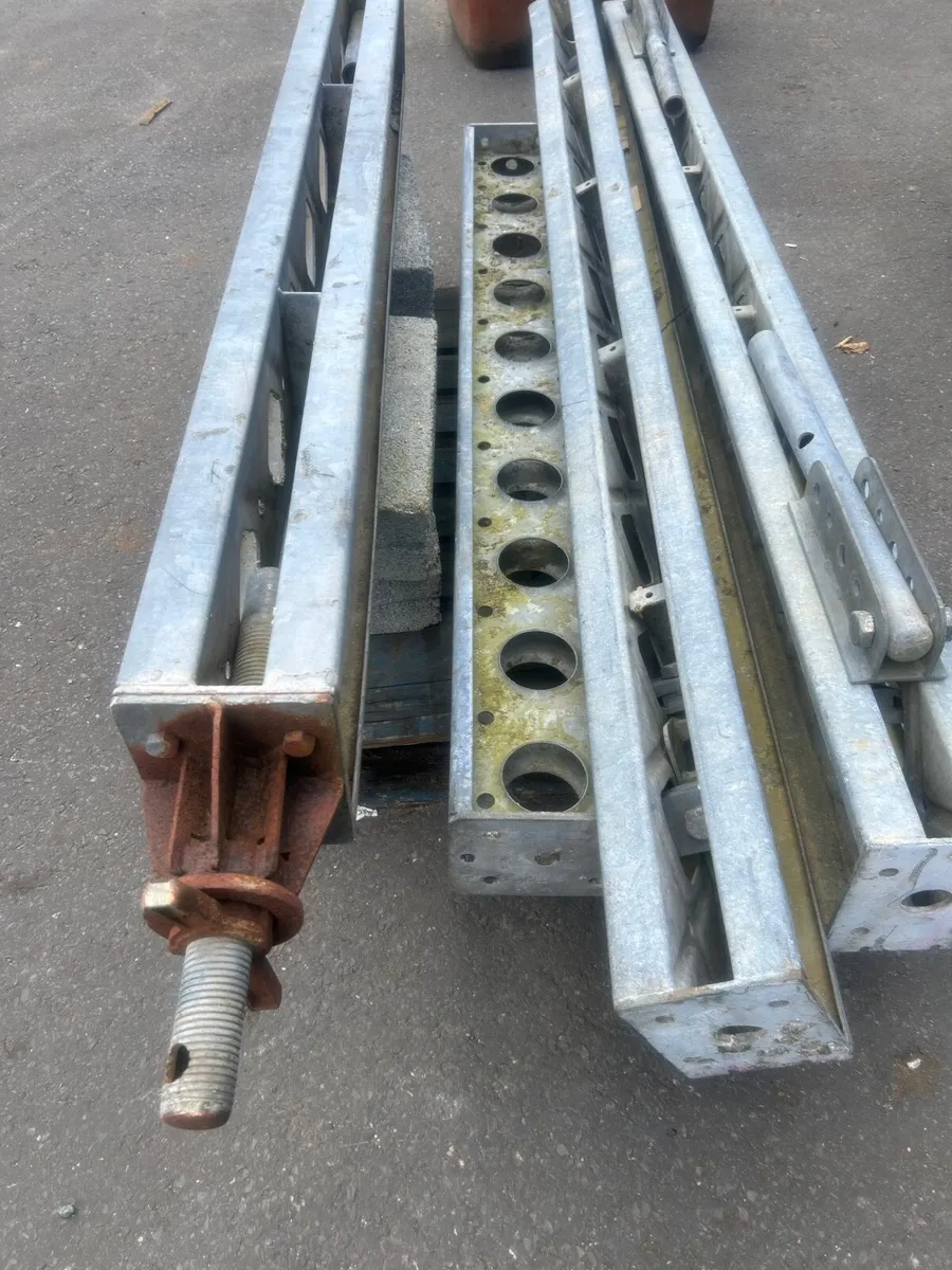 4 Soldiers and fittings - Image 1