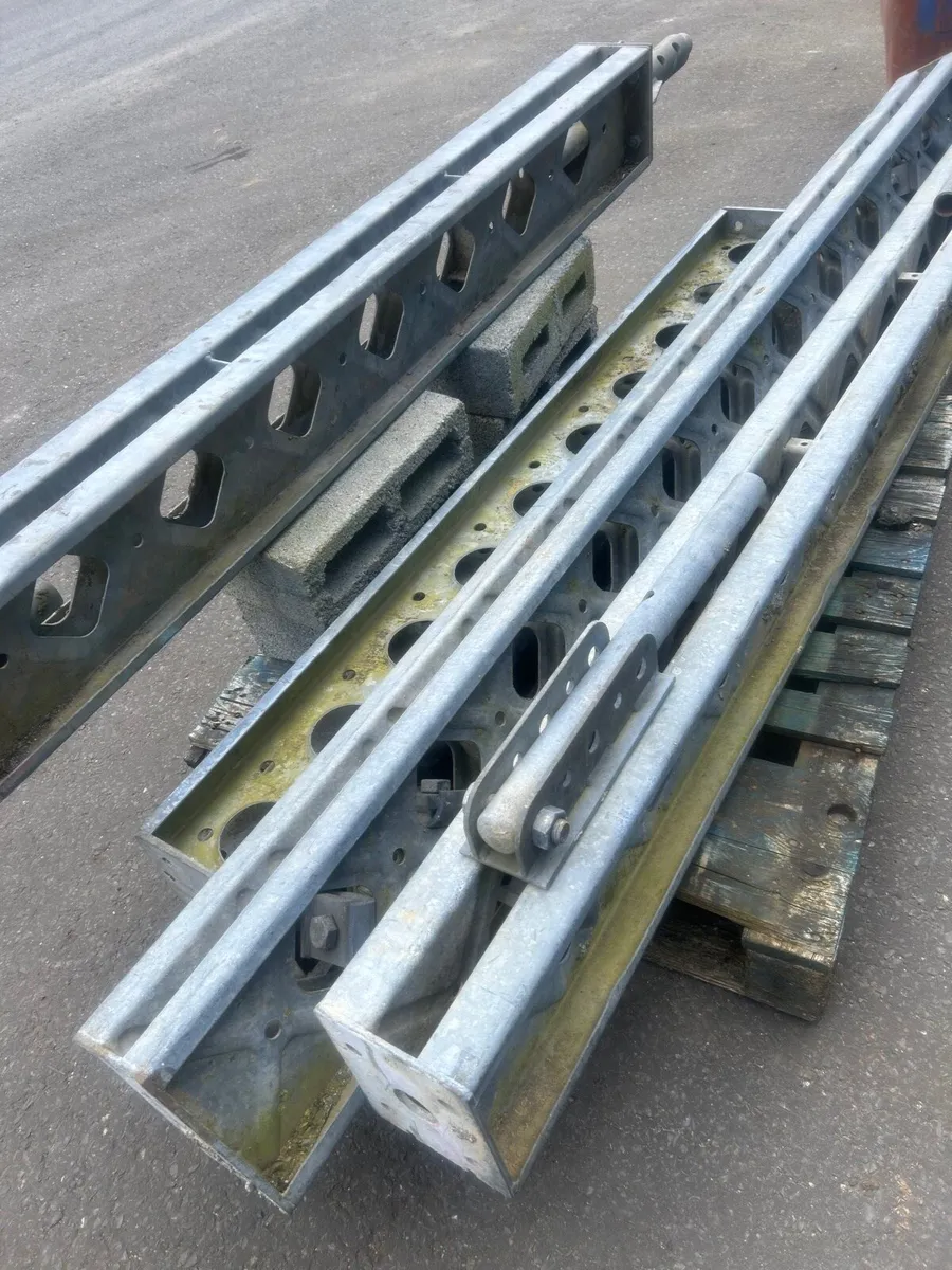 4 Soldiers and fittings - Image 2