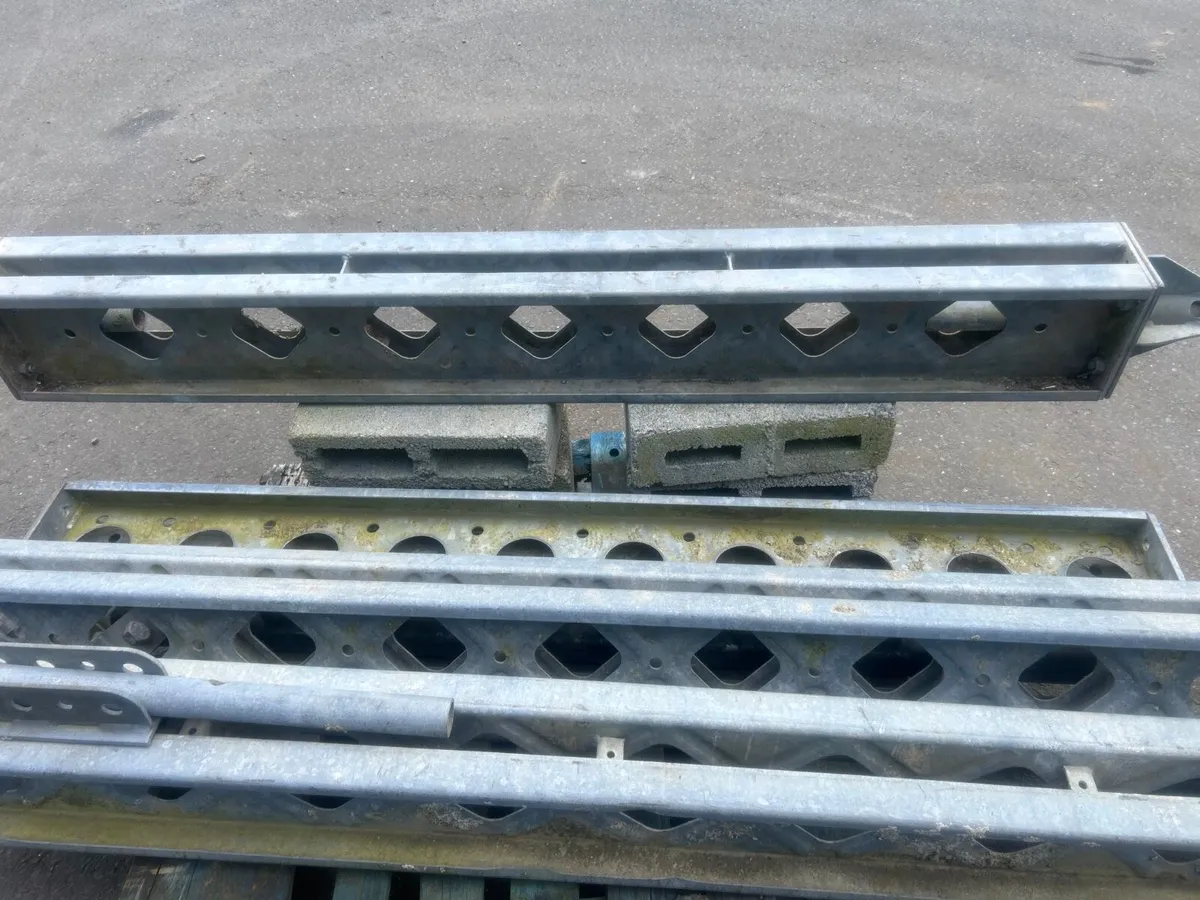 4 Soldiers and fittings - Image 3