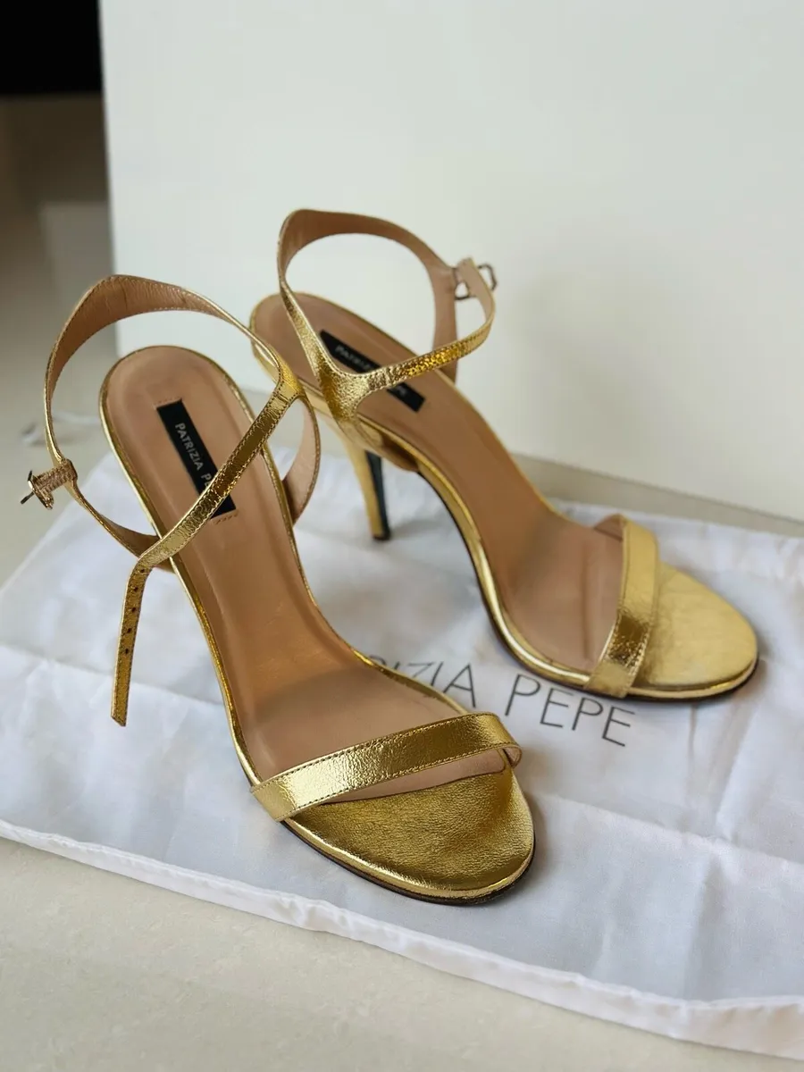 Gold shoes - Image 1