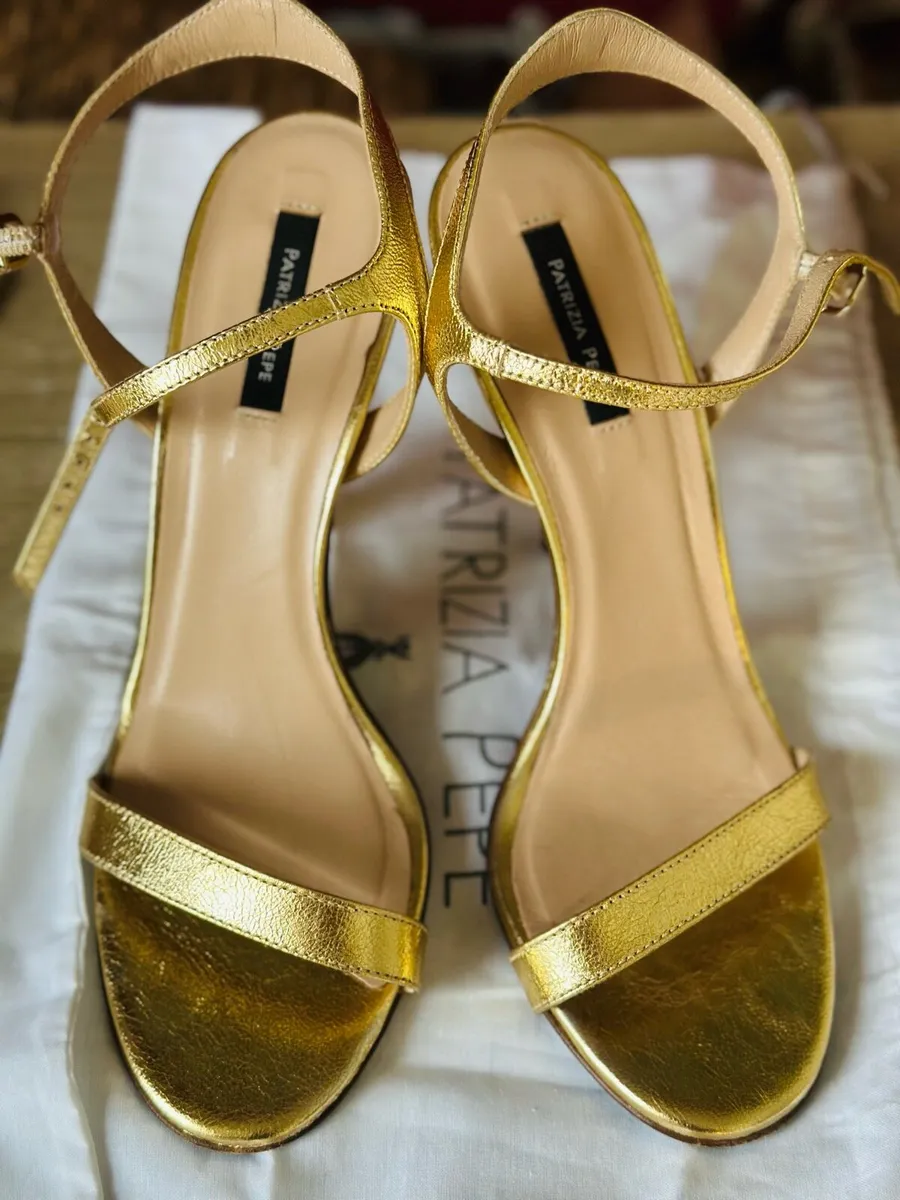 Gold shoes - Image 2