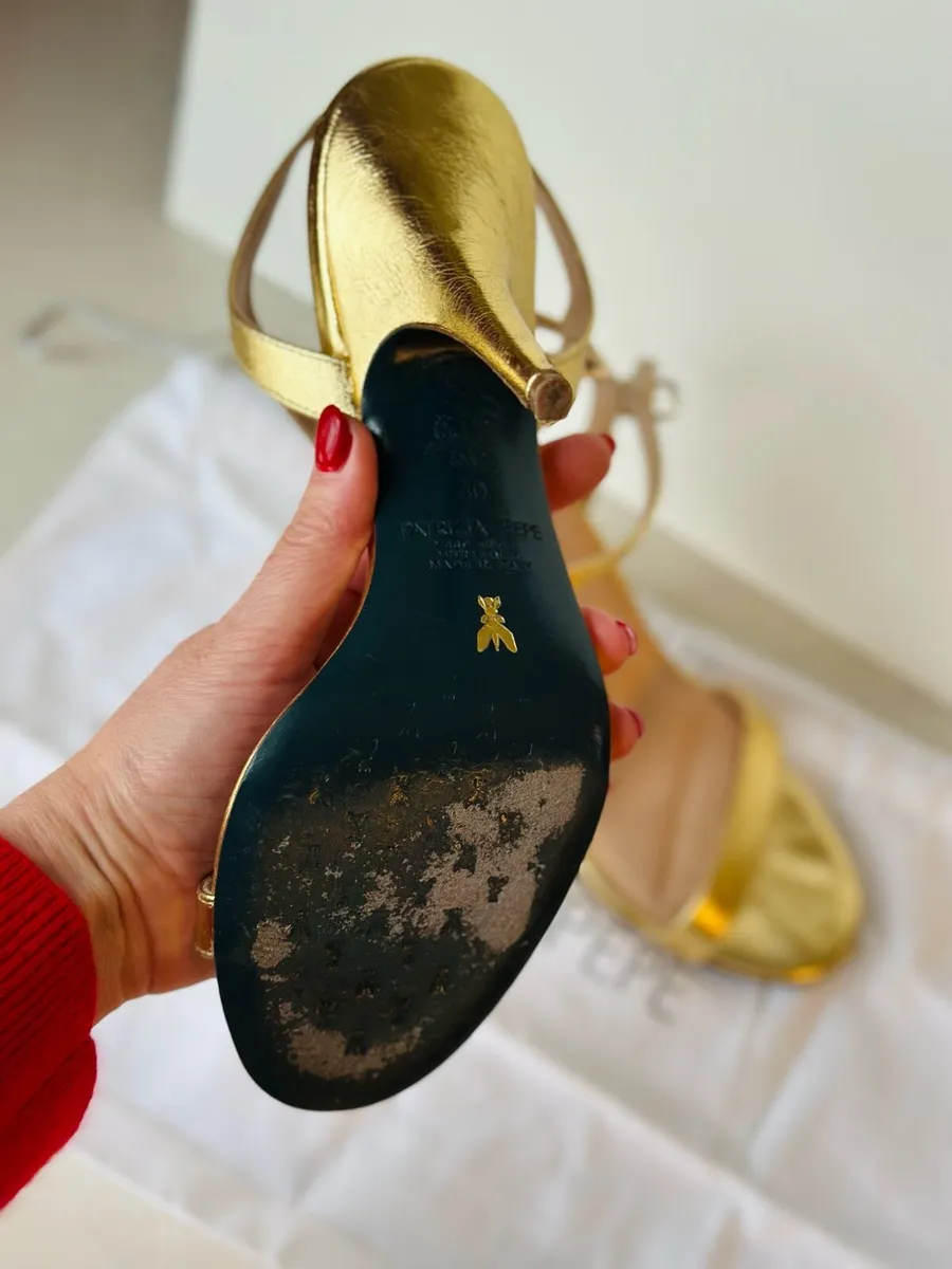 Gold shoes - Image 3