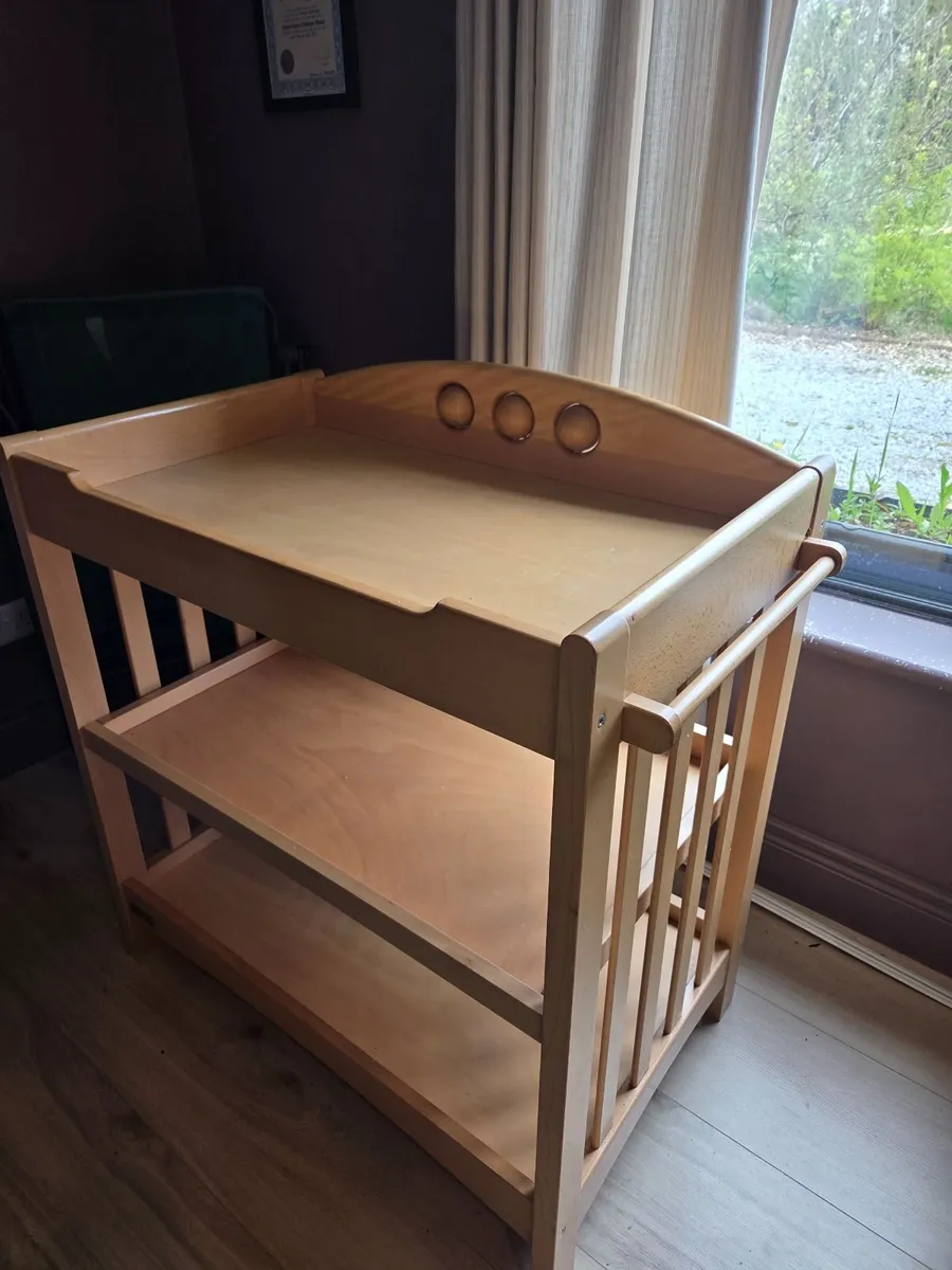 Baby changing table - Image 1