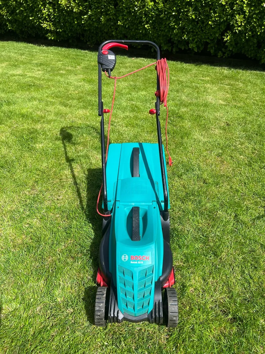 Bosch Rotak 32R Corded Lawnmower 230V - Image 2