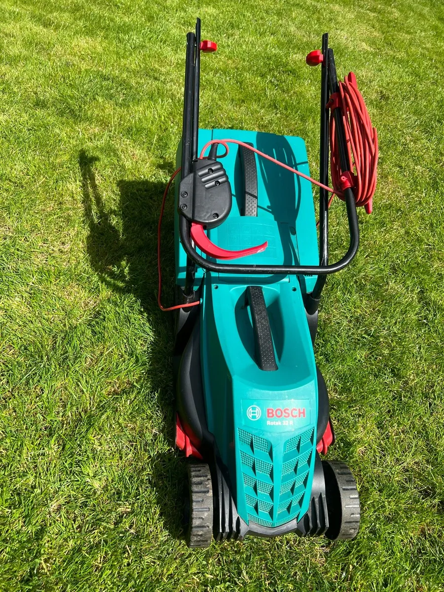 Bosch Rotak 32R Corded Lawnmower 230V - Image 3