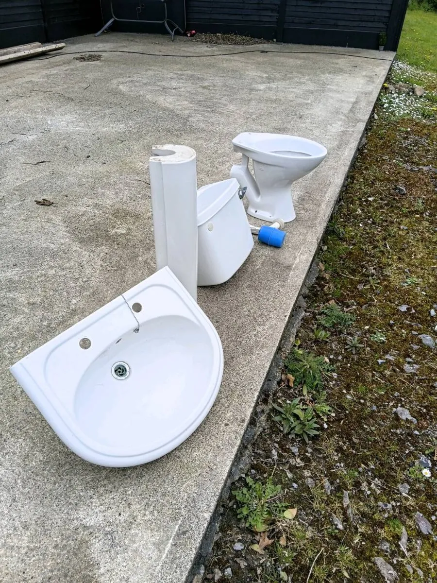 Sink/Pedestal/Toilet/Cistern - Image 1