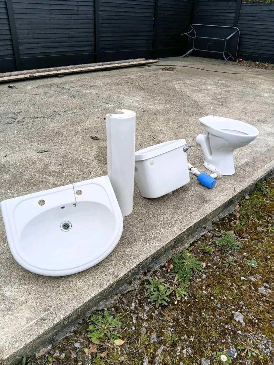 Sink/Pedestal/Toilet/Cistern - Image 2