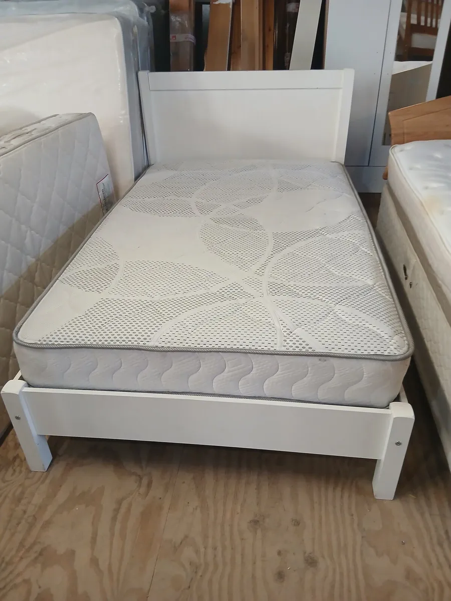 Bed and mattress - Image 2