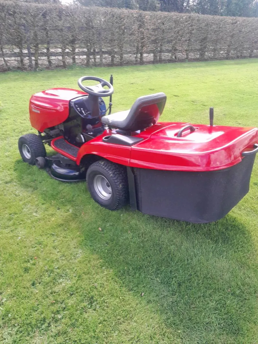 Jonsered ride on lawnmower - Image 3