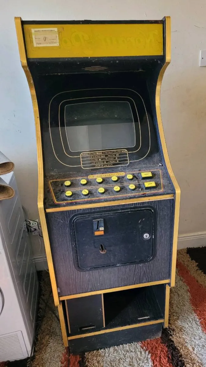 Old Arcade Machine - Image 1