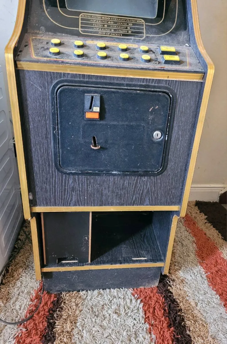Old Arcade Machine - Image 4