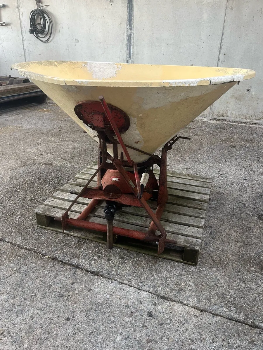 Vicon Fertiliser Spreader - Image 2