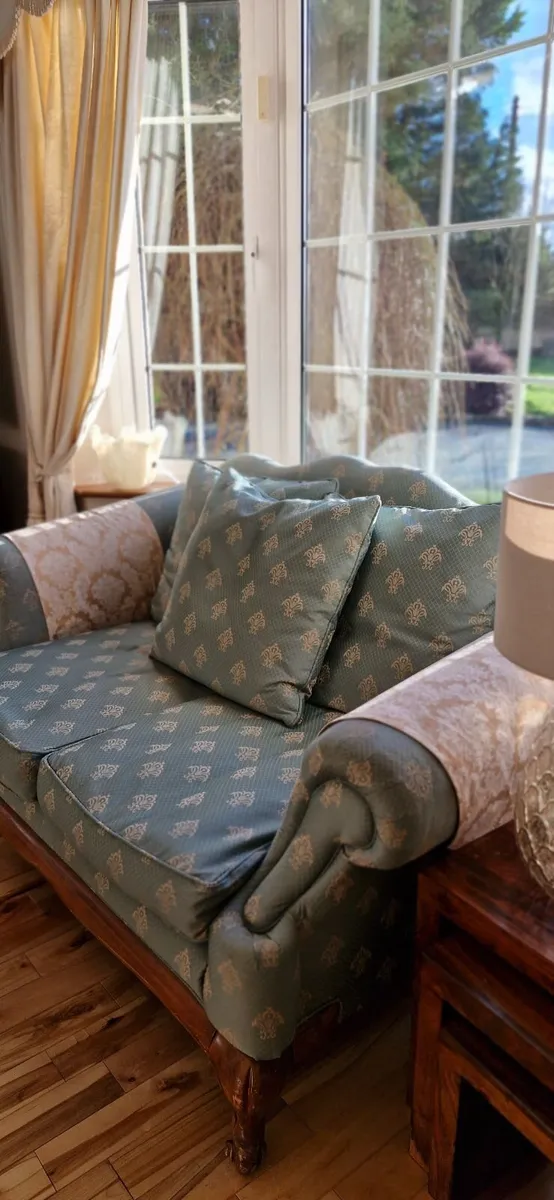 3 Piece couch set and matching coffee table - Image 2