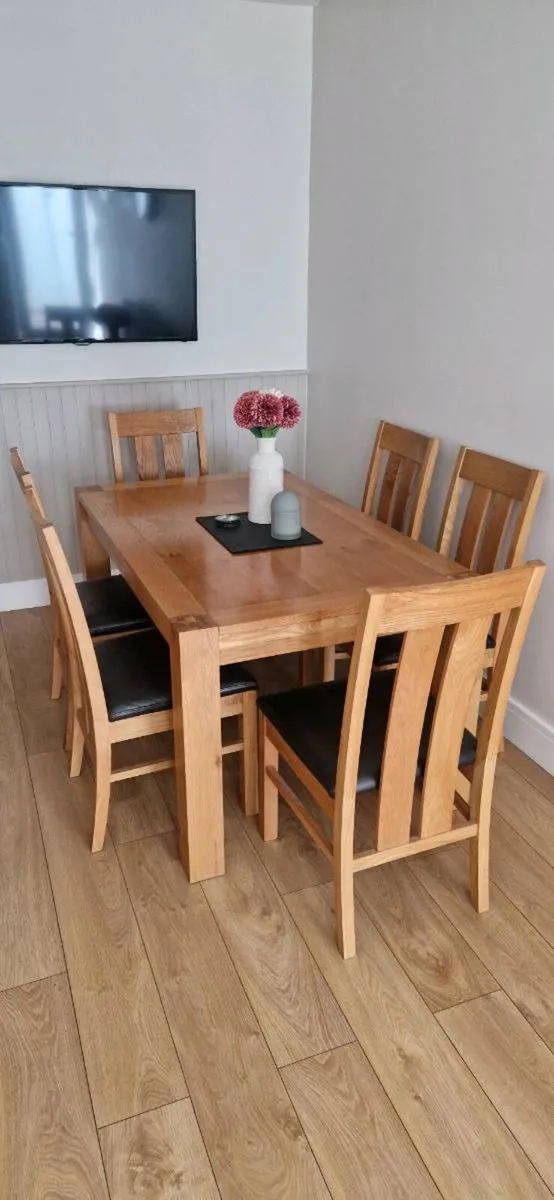 Table and chairs - Image 1