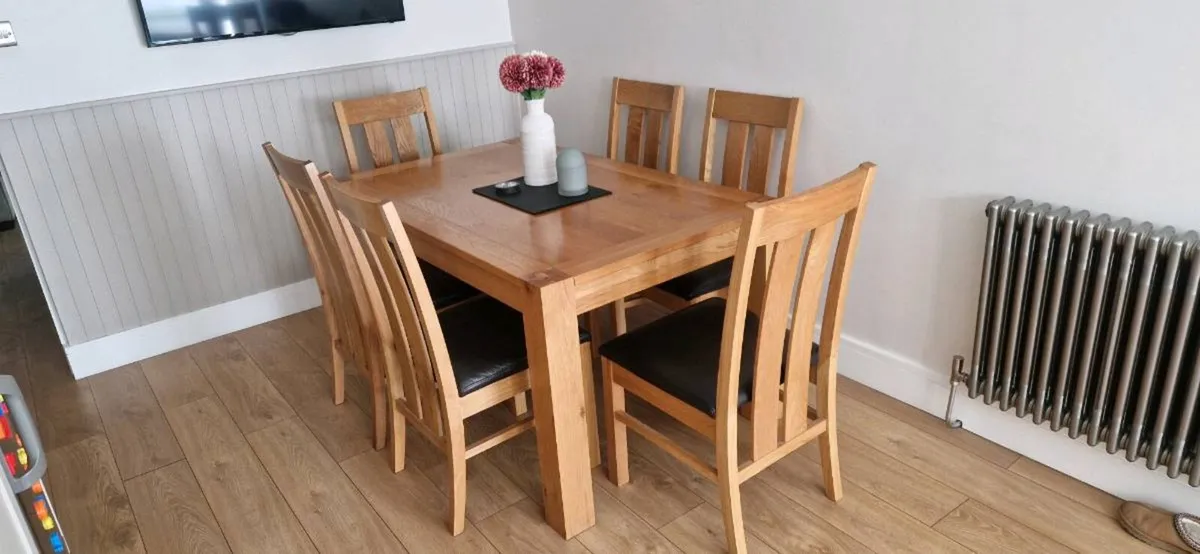 Table and chairs - Image 2