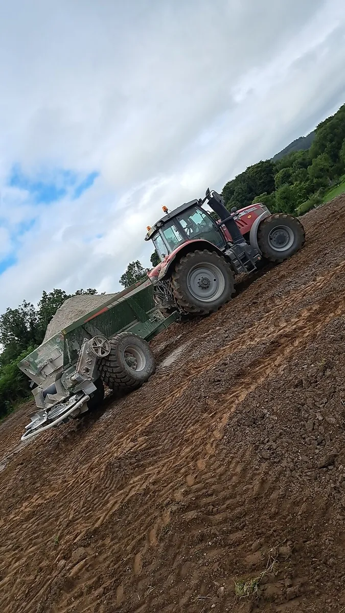 Lime spreading - Image 1
